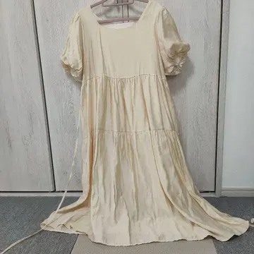 크림색 티어드 디자인 반팔 원피스