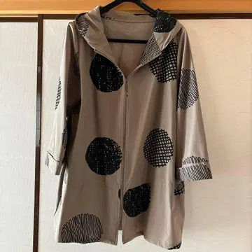 도트 무늬 후드 부착 코트