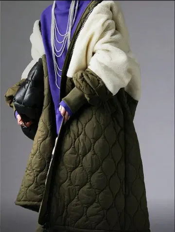 이소재 절개 보아 퀼팅 롱 코트