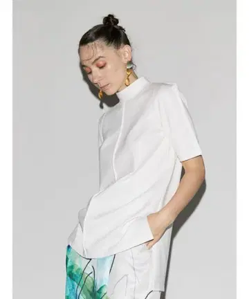 UN3D. 하이넥 컷 탑 화이트 36 사이즈