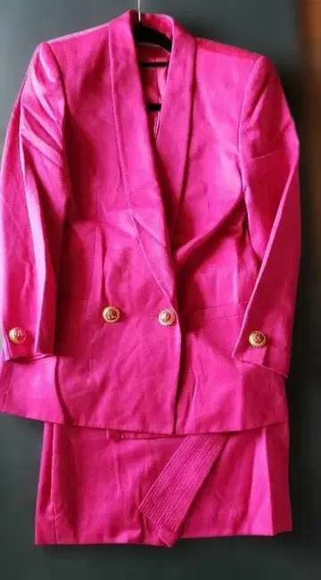 앙드레 루치아노의 비비드 핑크 자켓 & 미니 스커트 울 수트 9호