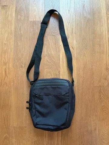 월드 트래블러 블랙 숄더백