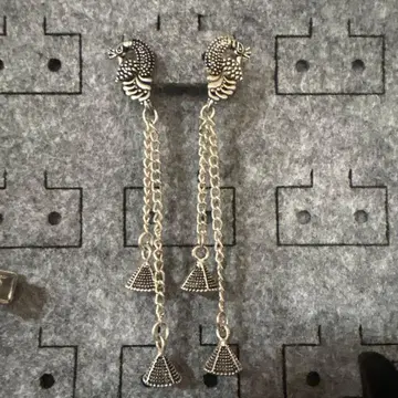 인도 구매 공작과 방울 디자인의 실버 귀걸이