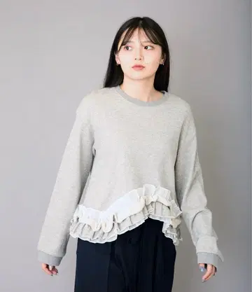 AVIE 프릴 디자인 맨투맨