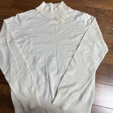 플라워 장식 화이트 니트 스웨터 사이즈 2