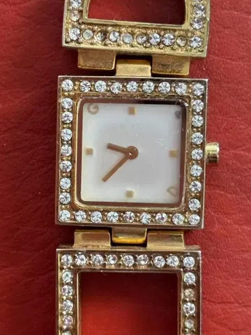 D&G 크리스탈 장식 여성용 손목시계 배터리 교체 완료