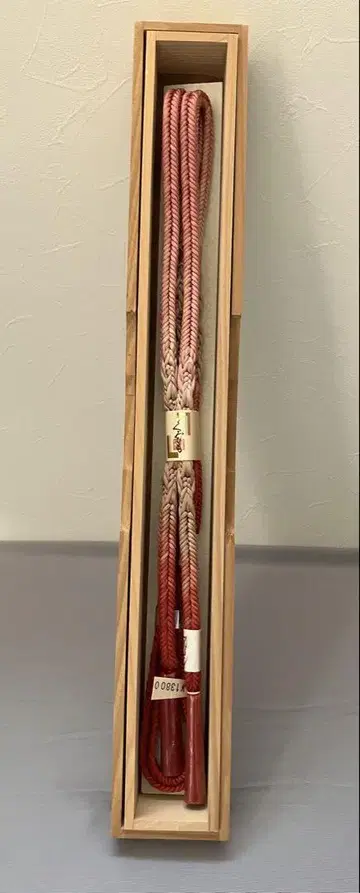 빨간색과 핑크색의 뜨개질 허리띠 나무 상자 포함