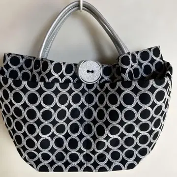 토트백 블랙과 실버의 원형 디자인