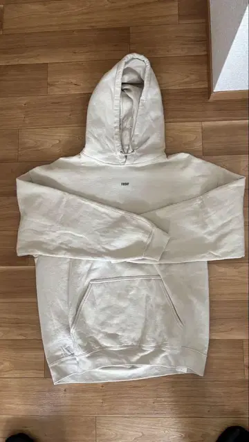 크림색 후드 부착 후드티 백 프린트