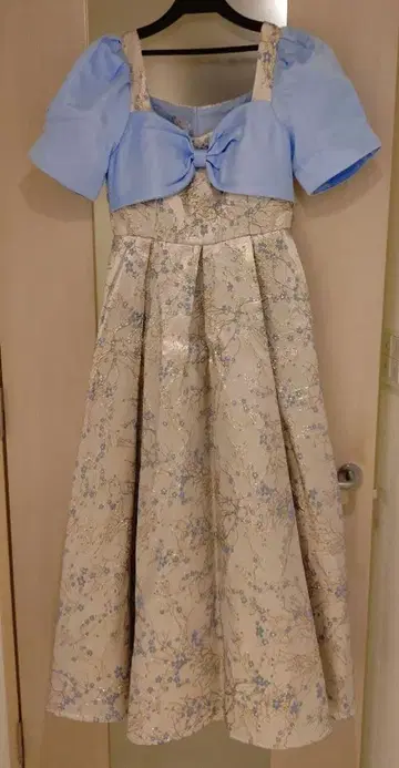 [택 포함 새상품] 스카이블루와 골드 꽃무늬 롱 원피스 드레스