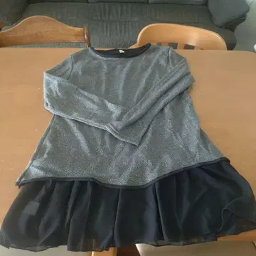 그레이 프릴 밑단 긴팔 상의