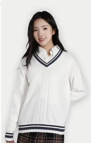 화이트 V넥 니트 스웨터