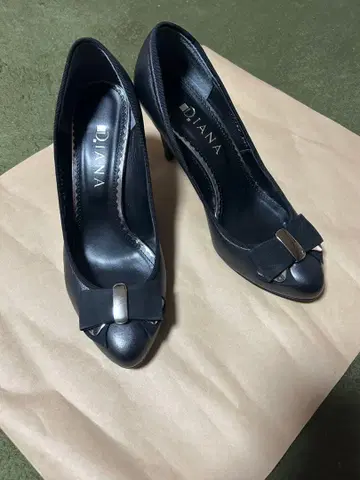 다이애나 블랙 하이힐 펌프스