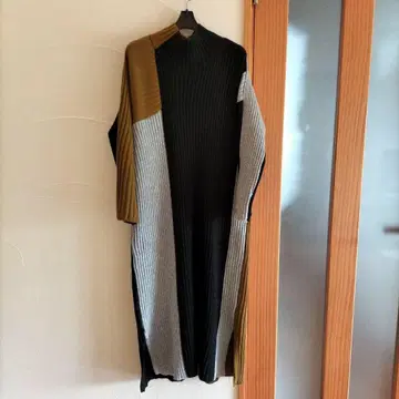 오즈모시스 배색 하이넥 니트 원피스