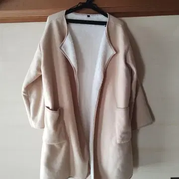 베이지 플리스 롱 코트 보아 안감 부착