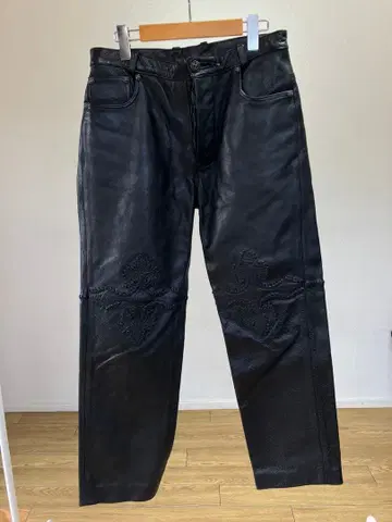 A&G 실버 크로스 버튼 가죽 팬츠