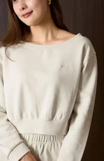 Her lip to Flight Mode Cropped Pullover