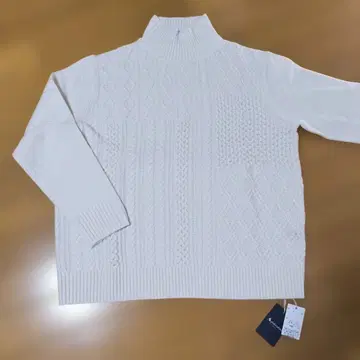 [ 택 포함 새상품 ] 아쿠아 스큐텀 화이트 케이블 니트 하이넥 스웨터