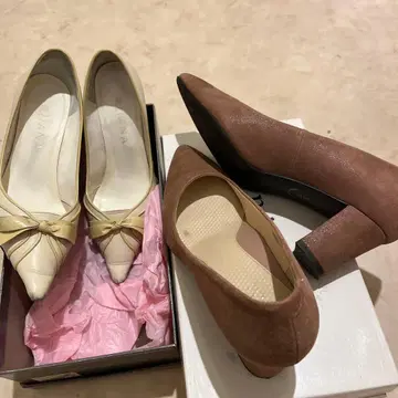 DINA 아이보리 스틸레토 펌프스와 PILOT 브라운 힐