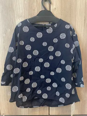 Lui Chantant 네이비 도트 무늬 칠부 소매 셔츠