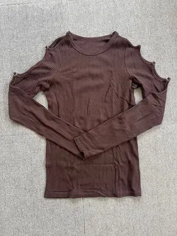 MAISON SPECIAL 어깨 트임 긴팔 상의 브라운 FREE 사이즈