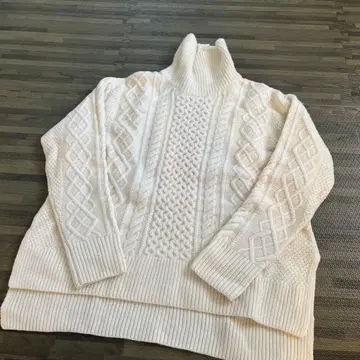 투모로우랜드 케이블 니트 터틀넥 스웨터