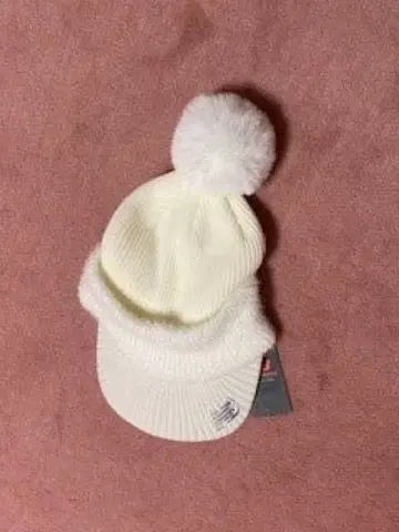 뉴발란스 챙이 있는 니트 캡