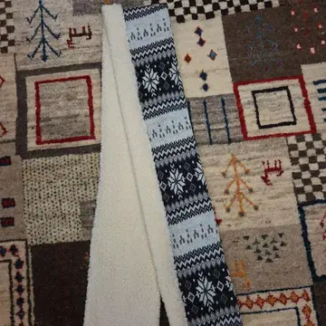 네이비와 화이트의 눈꽃 머플러