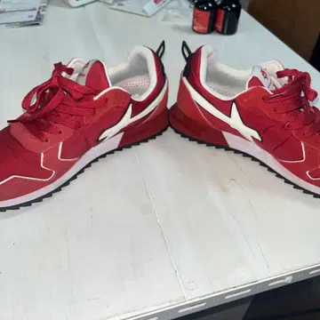 레드 스니커즈 합성섬유