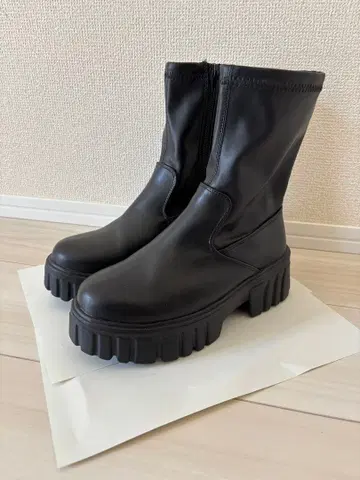 블랙 통굽 숏부츠