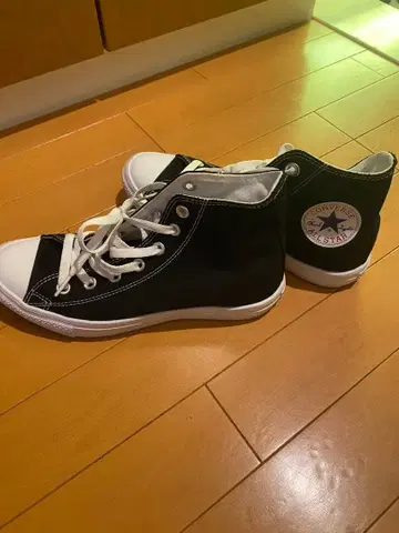 CONVERSE 블랙 하이컷 스니커즈