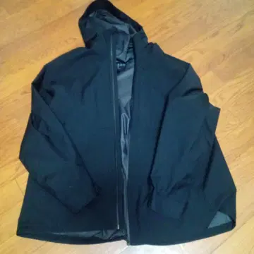 유니클로 블랙 후드 부착 마운틴 후드티? 블록 테크?