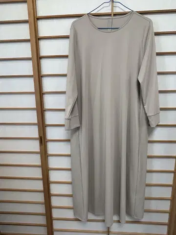 백 플리츠가 눈길을 끄는 귀여운 원피스