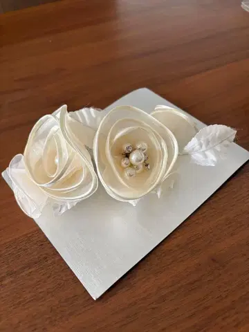 아이보리 꽃 모티브 브로치 빗 포함
