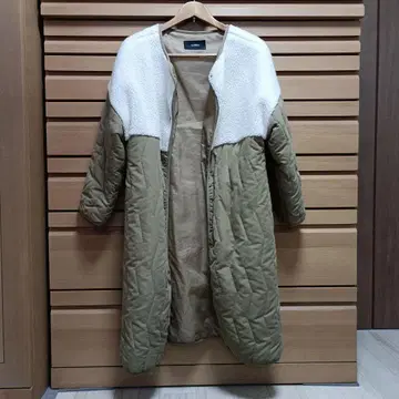 카키/화이트 퀼팅 롱 코트 M 사이즈