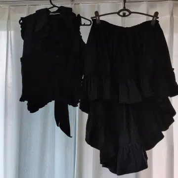 MARBLE 프릴 장식 블랙 어시멘틀리 스커트