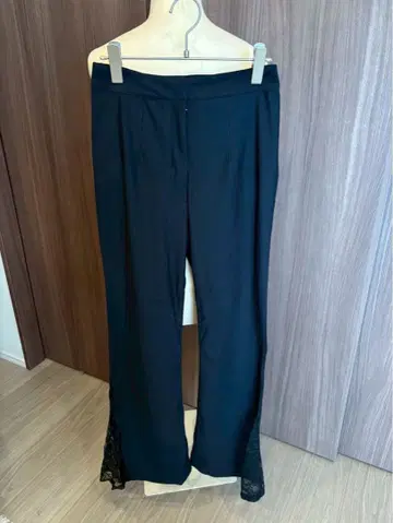 [ Lautashi ] 블랙 밑단 레이스 팬츠