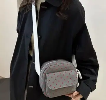 하트 무늬 숄더백 그레이