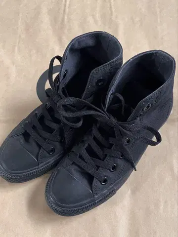CONVERSE 블랙 하이컷 스니커즈