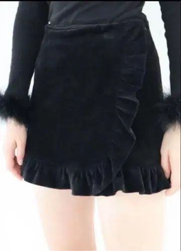 에피누 epine 블랙 벨벳 프릴 숏팬츠