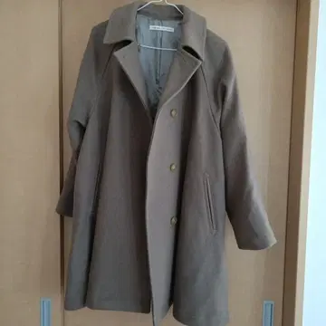 브라운 버튼 달린 롱 코트 새상품급