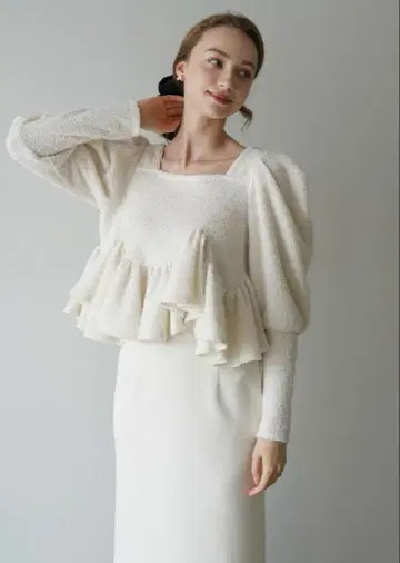 프릴 디자인 아이보리 니트탑