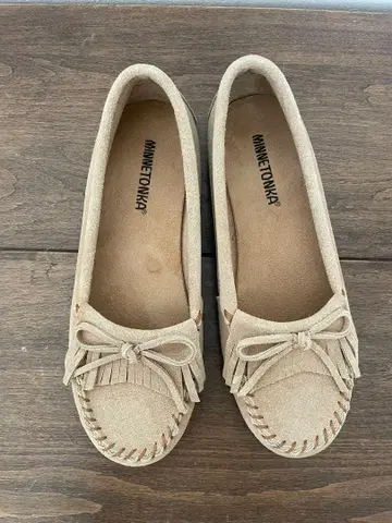 MINNETONKA 베이지 모카신