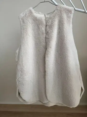 Thevon 상의 크림색 퍼 베스트