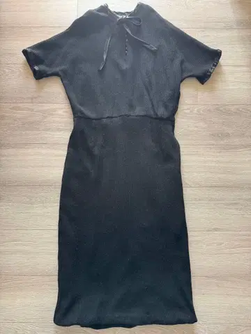 블랙 반팔 무릎 기장 원피스 울 100% 안감 원단 포함