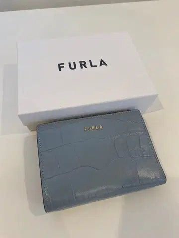 [ 최종 가격 인하 ] FURLA 라이트 블루 접이식 지갑
