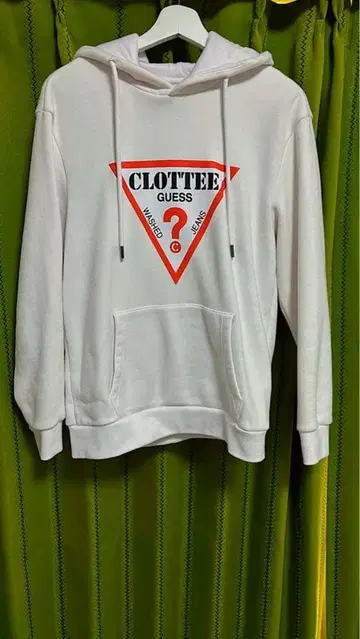 GUESS 화이트 후드티 삼각형 로고