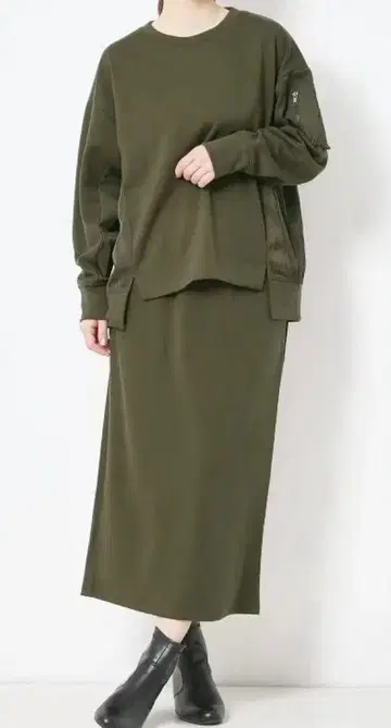 ZAMPA(잠파) MA-1 포켓 풀오버와 타이트 스커트