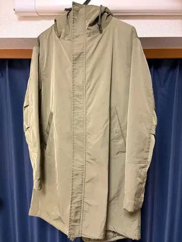 올리브 그린 후드 부착 모즈 코트