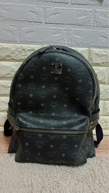 MCM 스터드 장식 블랙 백팩